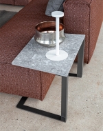 Модерна италианска градинска маса с основа от метал и мраморен плот, модел Tablet. Производител Flexteam, Италия.