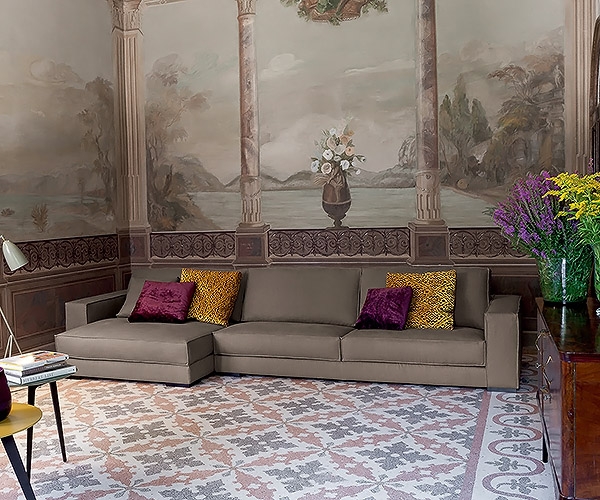 Terminal Gold, Flexteam. Луксозен италиански прав или ъглов диван със структура от масив и текстилна тапицерия. 