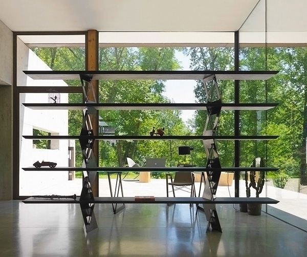 Quadror, Horm. Модерна италианска библиотека с метална рамка и рафтове от стъкло или масив.