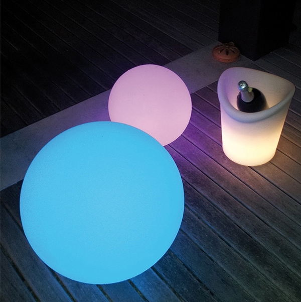 Balls, La Seggiola. Модерни италиански градински лампи с променящи се цветове.