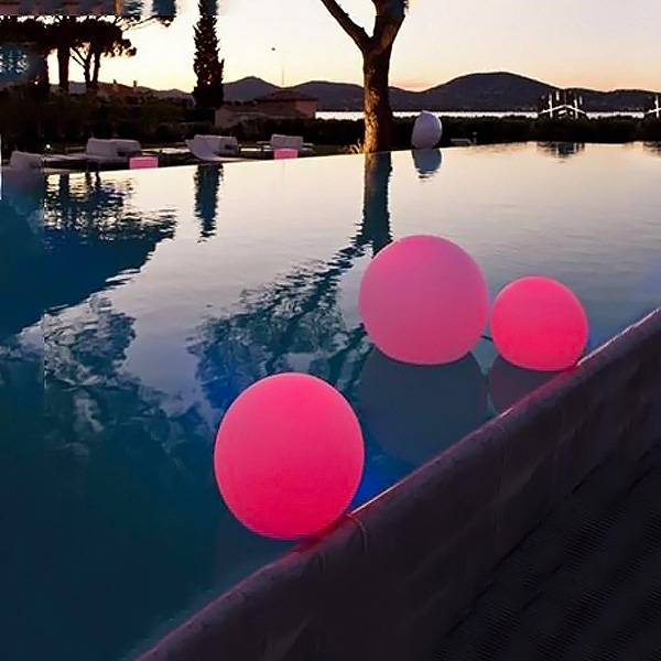 Balls, La Seggiola. Модерни италиански градински лампи с променящи се цветове.
