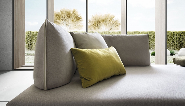 Модел Bacio. Le Comfort, Италия. Модерен италиански модулен диван с подвижни облегалки. Луксозна италианска мека мебел с кожена 