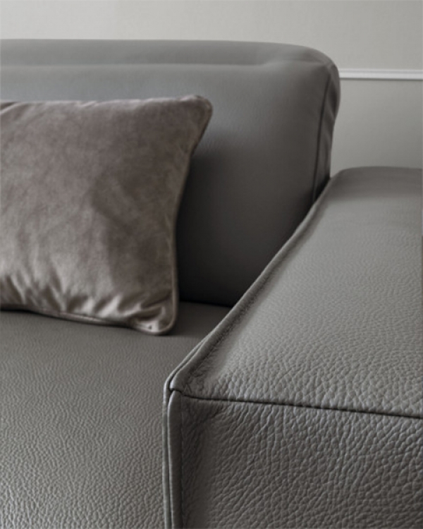 Модел Christopher. Le Comfort, Италия. Модерен италиански модулен диван с релакс механизми. Луксозна италианска модулна мека меб