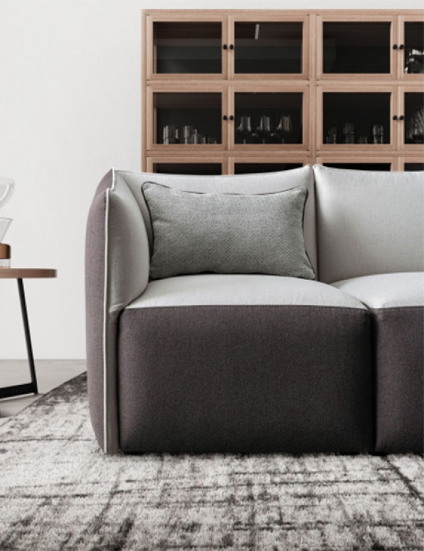 Модел Kubik. Le Comfort, Италия. Модерен италиански диван с текстилна тапицерия. Луксозно италианско обзавеждане за всекидневна 