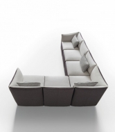 Модел Kubik. Le Comfort, Италия. Модерен италиански диван с текстилна тапицерия. Луксозно италианско обзавеждане за всекидневна 