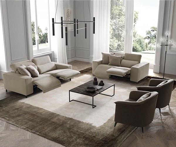 Sebastian, Le Comfort. Ìîäåðåí èòàëèàíñêè äèâàí ñ åëåêòðè÷åñêè ðåëàêñ ìåõàíèçìè, ïîçâîëÿâàùè ïðîìÿíà íà ïîçèöèÿòà íà ñåäàëêàòà.