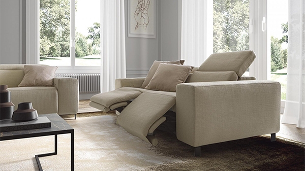 Модел Sebastian. Le Comfort, Италия. Модерна италианска мека мебел с електрическо задвижване на релакс механизма. Луксозни итали