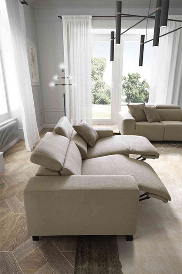 Модел Sebastian. Le Comfort, Италия. Модерна италианска мека мебел с електрическо задвижване на релакс механизма. Луксозни итали