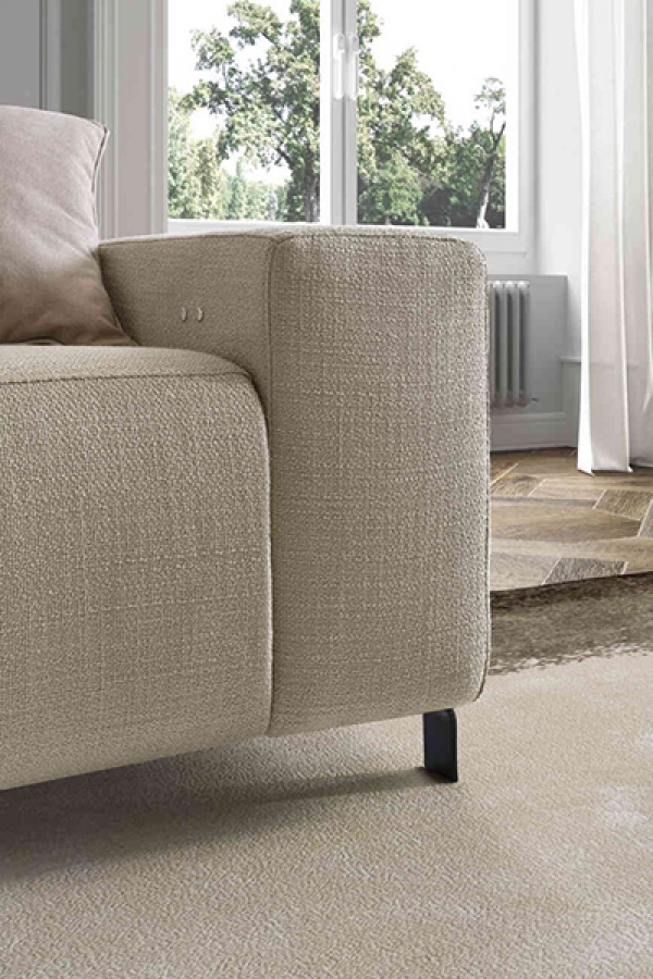 Модел Sebastian. Le Comfort, Италия. Модерна италианска мека мебел с електрическо задвижване на релакс механизма. Луксозни итали