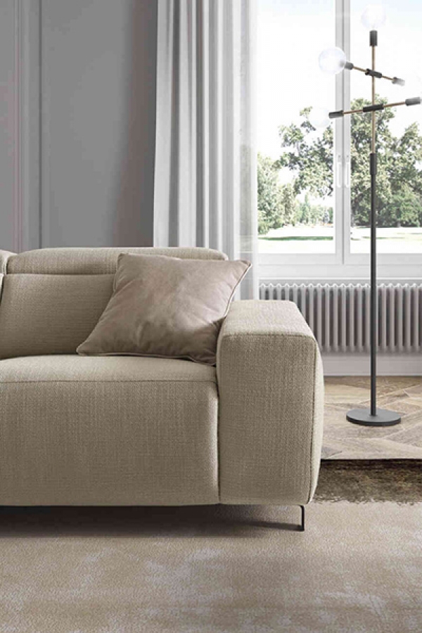 Модел Sebastian. Le Comfort, Италия. Модерна италианска мека мебел с електрическо задвижване на релакс механизма. Луксозни итали