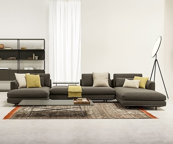 Miles, Horm. Луксозен италиански модулен диван с изцяло сваляща се тапицерия от текстил.