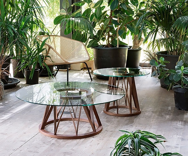 Acco, Miniforms. Луксозна италианска маса за дневна с кръгъл, стъклен плот и основа от масив.