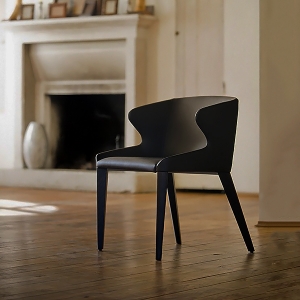 кухни от масив Leila, Pedrali. Модерен италиански трапезен стол с основа от масивна дървесина и кожена или текстилна тапицерия.