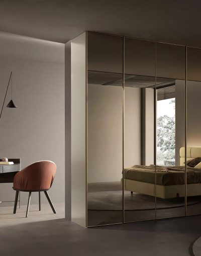 Модел Glass. Производител Presotto, Италия. Луксозен италиански гардероб с врати от стъкло или огледало. Висок клас италиански м