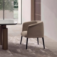 Модел Milo. Производител Presotto, Италия. Луксозен италиански стол за трапезария с подлакътници и тапицерия от текстил или кожа