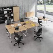 Модел Pop Up. Производител Quadrifoglio Group, Италия. Италианска сгъваема работна маса с основа на колелца. Модерни италиански