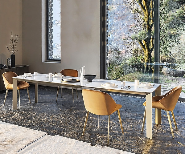 Manhattan, Riflessi. Ëóêñîçíà èòàëèàíñêà ìàñà çà òðàïåçàðèÿ ñ ðàçòåãàòåëåí ïëîò.