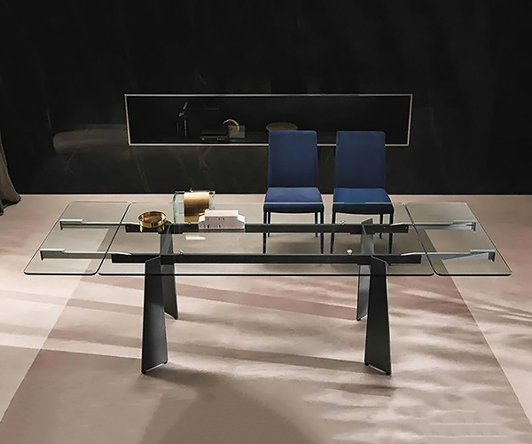 Toledo, Riflessi. Ìîäåðíà èòàëèàíñêà ìàñà çà òðàïåçàðèÿ ñ ðàçòåãàòåëåí ïëîò.