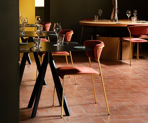 Êîëåêöèÿ Lisa, Scab. Ìîäåðíè èòàëèàíñêè ñòîëîâå è áàð ñòîëîâå çà òàïèöåðèÿ.