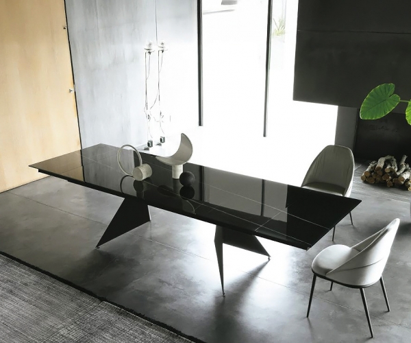 Vela, Sedit. Ëóêñîçíà èòàëèàíêà òðàïåçíà ìàñà ñ ïðàâîúãúëåí ðàçòåãàòåëåí ïëîò.