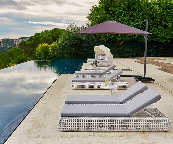 Dynasty, Skyline. Ëóêñîçíè øåçëîíãè è ãðàäèíñêè ëåæàíêè ñúñ ñòðóêòóðà îò àëóìèíèé è ïîêðèòèå îò ñèíòåòè÷åí ðàòàí.