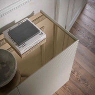 Модел Patsy, производител - Tonin Casa, Италия. Модерен италиански скрин с релефно покритие. Луксозно италианско обзавеждане за