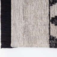 Модел Giotto. Производител Tonin Casa, Италия. Модерен италиански килим в черно и бяло.